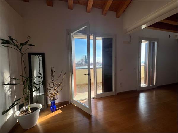 Rif 3831/C/Sud  Mansarda  Montebelluna Mercato Vecchio 